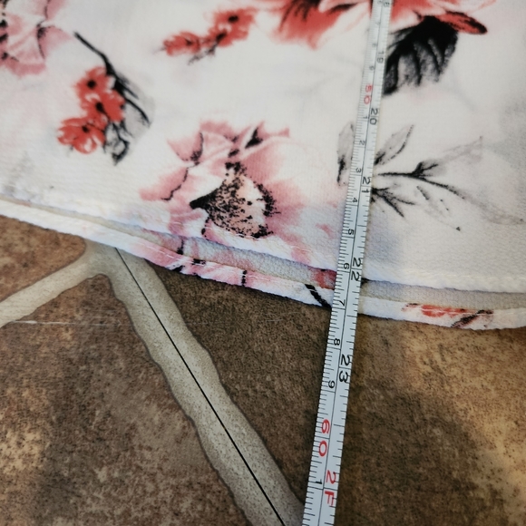 Ladies Medium Suzy Shier White Floral blouse - Picture 7 of 8